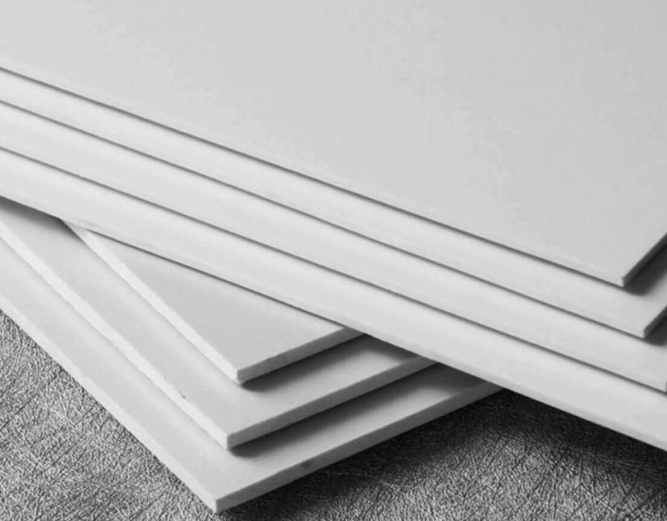 Из каких материалов изготавливают информационные стенды