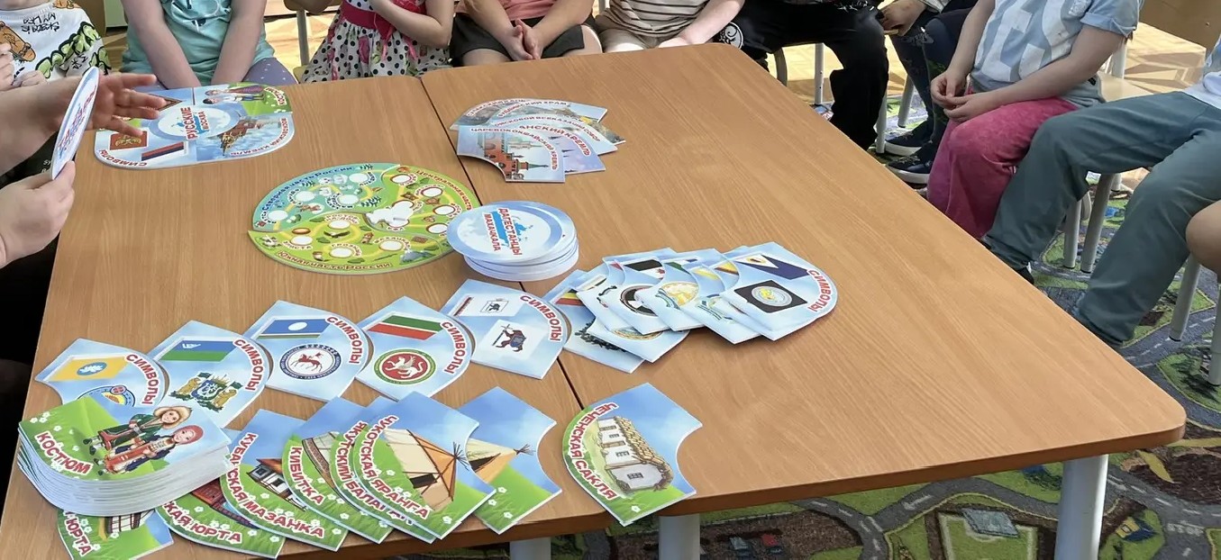 Занятие в детском саду с игрой Народы России