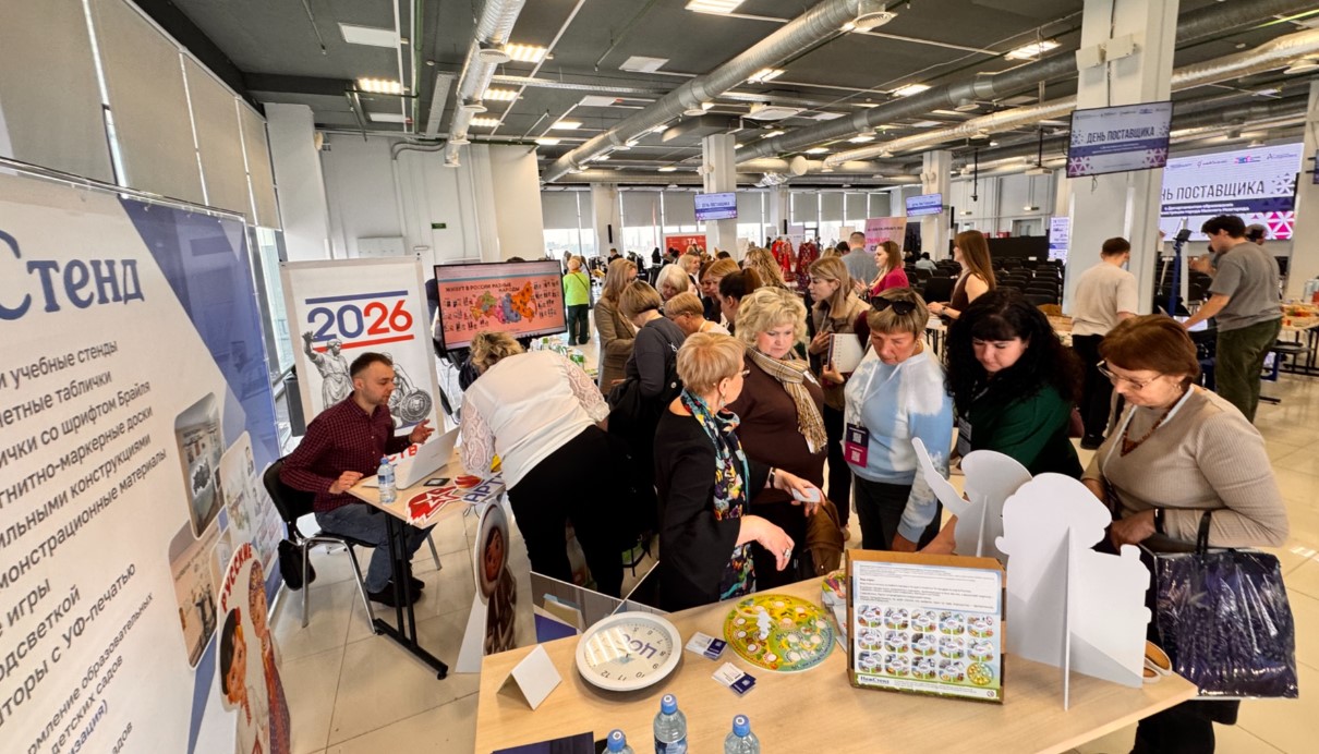 Посетители знакомятся с продукцией НижСтенд